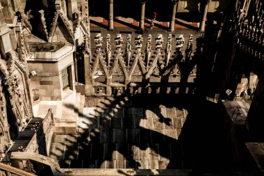 Milano, İtalya 31 Temmuz 2018. Milano Katedrali Duomo di Milano 'nun çatısında Gotik kuleler ve beyaz mermer heykeller var. İtalya 'daki Milano meydanında turistik bir eğlence. Geniş açı görünümü eski Gotik mimari