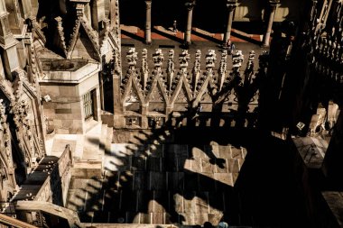 Milano, İtalya 31 Temmuz 2018. Milano Katedrali Duomo di Milano 'nun çatısında Gotik kuleler ve beyaz mermer heykeller var. İtalya 'daki Milano meydanında turistik bir eğlence. Geniş açı görünümü eski Gotik mimari