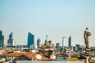 Milano, İtalya 31 Temmuz 2018. Milano Katedrali Duomo di Milano 'nun çatısında Gotik kuleler ve beyaz mermer heykeller var. İtalya 'daki Milano meydanında turistik bir eğlence. Geniş açı görünümü eski Gotik mimari