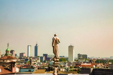 Milano, İtalya 31 Temmuz 2018. Milano Katedrali Duomo di Milano 'nun çatısında Gotik kuleler ve beyaz mermer heykeller var. İtalya 'daki Milano meydanında turistik bir eğlence. Geniş açı görünümü eski Gotik mimari