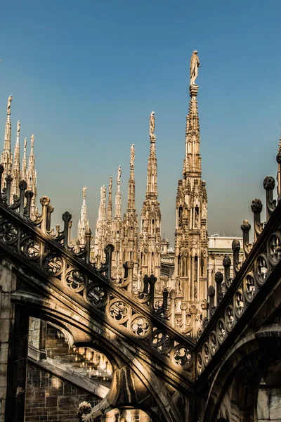 Milano, İtalya 31 Temmuz 2018. Milano Katedrali Duomo di Milano 'nun çatısında Gotik kuleler ve beyaz mermer heykeller var. İtalya 'daki Milano meydanında turistik bir eğlence. Geniş açı görünümü eski Gotik mimari