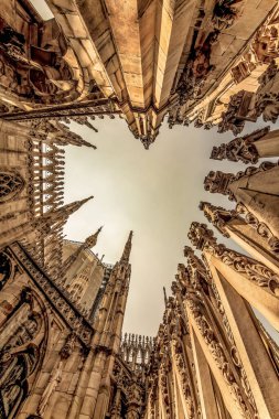 Milano,Lombardia. İtalya. 31 Temmuz 2018. Duomo di Milano Katedrali 'nin çatısı. Gotik kuleler, beyaz mermer heykeller. Piazza di Milan Lombardia, İtalya 'nın en gözde turistik merkezi. Geniş açı görünümü