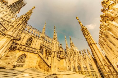 Milano,Lombardia. İtalya. 31 Temmuz 2018. Duomo di Milano Katedrali 'nin çatısı. Gotik kuleler, beyaz mermer heykeller. Piazza di Milan Lombardia, İtalya 'nın en gözde turistik merkezi. Geniş açı görünümü