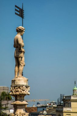 Milano,Lombardia. İtalya. 31 Temmuz 2018. Duomo di Milano Katedrali 'nin çatısı. Gotik kuleler, beyaz mermer heykeller. Piazza di Milan Lombardia, İtalya 'nın en gözde turistik merkezi. Geniş açı görünümü