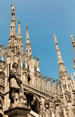 Milano,Lombardia. İtalya. 31 Temmuz 2018. Duomo di Milano Katedrali 'nin çatısı. Gotik kuleler, beyaz mermer heykeller. Piazza di Milan Lombardia, İtalya 'nın en gözde turistik merkezi. Geniş açı görünümü