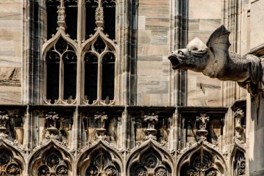 Milano,Lombardia. İtalya. 31 Temmuz 2018. Duomo di Milano Katedrali 'nin çatısı. Gotik kuleler, beyaz mermer heykeller. Piazza di Milan Lombardia, İtalya 'nın en gözde turistik merkezi. Geniş açı görünümü