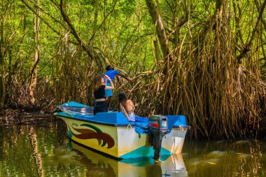 Polonnaruwa, Sri Lanka. 02 Şubat 2023. Genç turistler Mangrovlar 'da nehirde gezintiye çıkıyorlar.