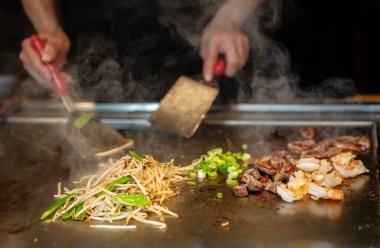 Japon Teppanyaki restoranında aşçı