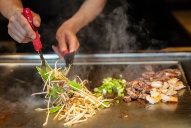 Japon Teppanyaki restoranında aşçı