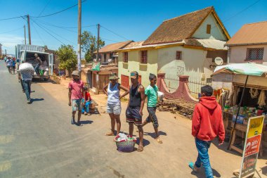 Antananarivo, Madagaskar. 25 Ekim 2023 Antananarivo Caddesi. İnsanlar yoksulluk içinde gelişmekte olan ülkelerden muzdarip. Kasaba halkı işlerini aceleye getiriyor. Sokak yemekleri ve meyveler satan satıcılar