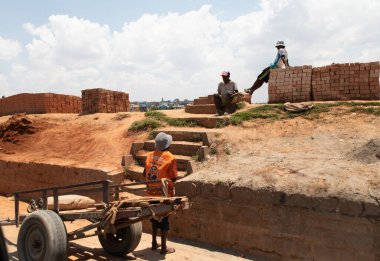 Antananarivo, Madagaskar. 25 Ekim 2023 Antananarivo Caddesi. Madagaskar 'ın başkenti ve en büyük şehri. Erkekler arabalarına tuğla yüklüyorlar.