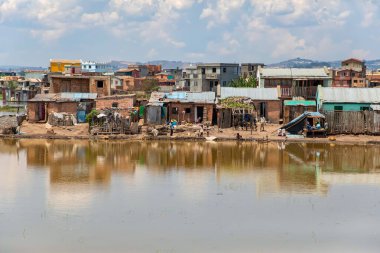 Antananarivo, Madagaskar. 25 Ekim 2023 Antananarivo Caddesi. Madagaskar 'ın başkenti ve en büyük şehri. Evlerin yanında yağmur üstüne su birikintisi
