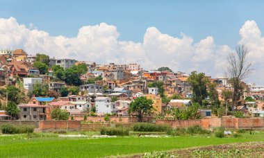 Antananarivo, Madagaskar. 25 Ekim 2023 Antananarivo Caddesi. Madagaskar 'ın başkenti ve en büyük şehri. Tepedeki parlak renkli evler