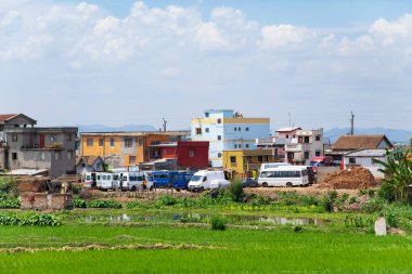 Antananarivo, Madagaskar. 25 Ekim 2023 Antananarivo Caddesi. Madagaskar 'ın başkenti ve en büyük şehri. Tepedeki parlak renkli evler