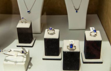 Zanzibar, Tanzanya, Afrika. 26 Mart 2018. Zanzibar 'ın Stone Town başkenti. Mavi tanzanit değerli taşlarıyla kuyumcu vitrini