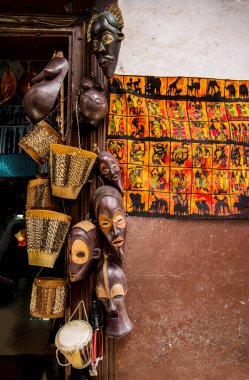 Zanzibar, Tanzanya, Afrika. 26 Mart 2018. Zanzibar 'ın Stone Town başkenti. Dar sokaklar, eski evler, market, el yapımı ahşap maskeler.