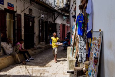 Zanzibar, Tanzanya, Afrika. 26 Mart 2018. Zanzibar 'ın Stone Town başkenti. Dar sokaklar, eski evler, yolda yürüyen insanlar, pazar