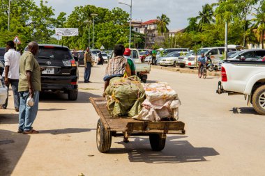 Zanzibar, Tanzanya, Afrika. 26 Mart 2018. Zanzibar 'ın Stone Town başkenti. Dar sokaklar, eski evler, yolda yürüyen insanlar, yiyecek ve balık ve tavuk pazarı