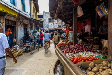Zanzibar, Tanzanya, Afrika. 26 Mart 2018. Zanzibar 'ın Stone Town başkenti. Dar sokaklar, eski evler, yolda yürüyen insanlar, yiyecek ve balık ve tavuk pazarı