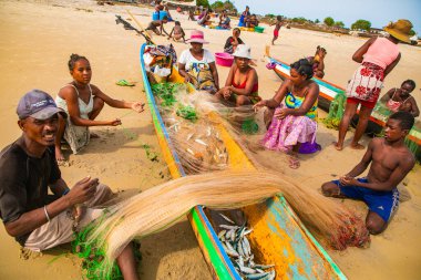 Batavia, batı Madagaskar, Toliara vilayeti. 18 Ekim 2023. Madagaskar sakinleri geleneksel balıkçı köyü okyanus kıyısındaki küçük avlardan sonra ağlarını katlıyorlar.