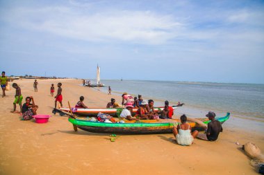 Batavia, batı Madagaskar, Toliara vilayeti. 18 Ekim 2023. Madagaskar sakinleri geleneksel balıkçı köyü okyanus kıyısındaki küçük avlardan sonra ağlarını katlıyorlar.