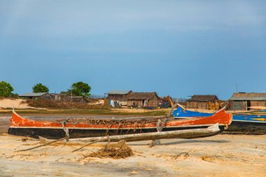 Batavia, batı Madagaskar, Toliara vilayeti. 18 Ekim 2023. Madagaskar sakinleri geleneksel balıkçı köyü okyanus kıyısındaki küçük avlardan sonra ağlarını katlıyorlar.