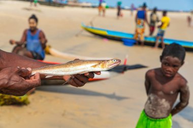 Batavia, batı Madagaskar, Toliara vilayeti. 18 Ekim 2023. Madagaskar sakinleri geleneksel balıkçı köyü okyanus kıyısındaki küçük avlardan sonra ağlarını katlıyorlar.