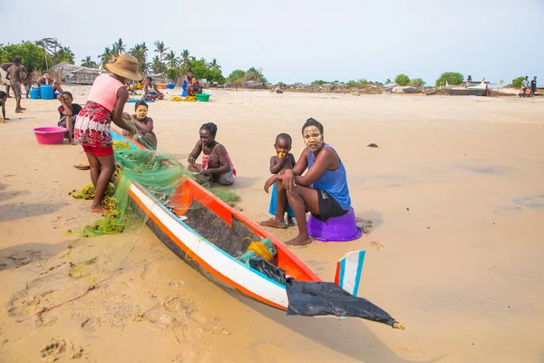 Batavia, batı Madagaskar, Toliara vilayeti. 18 Ekim 2023. Madagaskar sakinleri geleneksel balıkçı köyü okyanus kıyısındaki küçük avlardan sonra ağlarını katlıyorlar.