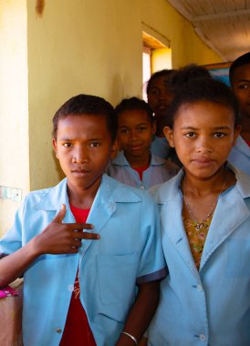 Miandrivazo, Madagaskar 20 Ekim 2023. Sınıfta mutlu okul çocukları var. Okul çocukları gülümser ve öğretmene bakar. Sınıfta bir sürü çocuk var.