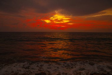 Sri Lanka 'daki Hint Okyanusu üzerinde şaşırtıcı derecede güzel, kırmızı, dramatik bir gün batımı. güzel fotoğraf duvar kağıdı ve doğal arkaplan