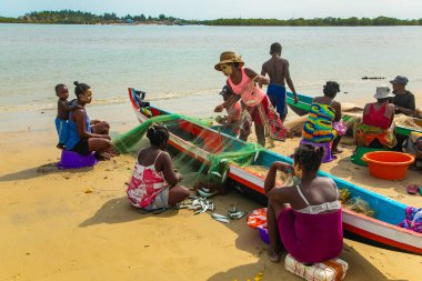 Batavia, batı Madagaskar, Toliara vilayeti. 18 Ekim 2023. Madagaskar sakinleri geleneksel balıkçı köyü okyanus kıyısındaki küçük avlardan sonra ağlarını katlıyorlar.