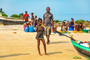 Batavia, batı Madagaskar, Toliara vilayeti. 18 Ekim 2023. Madagaskar sakinleri geleneksel balıkçı köyü okyanus kıyısındaki küçük avlardan sonra ağlarını katlıyorlar.