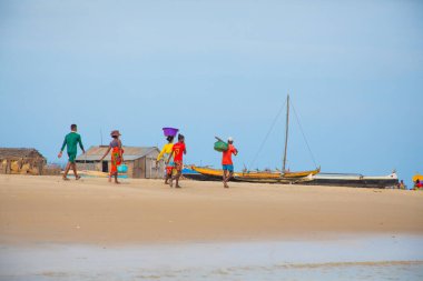 Batavia, batı Madagaskar, Toliara vilayeti. 18 Ekim 2023. Madagaskar sakinleri geleneksel balıkçı köyü okyanus kıyısındaki küçük avlardan sonra ağlarını katlıyorlar.
