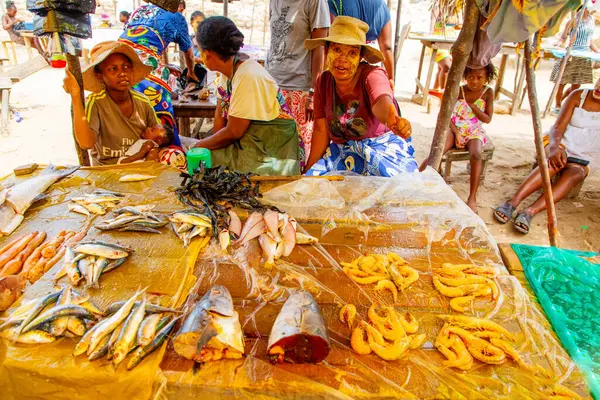 马达加斯加 图阿马西纳 2023年10月18日鲜鱼食品当地市场 妇女清洗和出售鲜鱼 手和碎片集中在一起钓鱼 本地风味 免版税图库图片