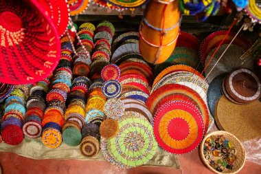 Arusha, Tanzanya, Afrika. 02 Şubat 2022. Afrika maskeleri, boncuklu bilezikler, kolyeler Masai pazarında satılan doğal malzemeden örülmüş Tanzanya çantaları. Takvimler ve turizm teması