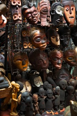 Arusha, Tanzanya, Afrika. 02 Şubat 2022. Afrika maskeleri, boncuklu bilezikler, kolyeler Masai pazarında satılan doğal malzemeden örülmüş Tanzanya çantaları. Takvimler ve turizm teması
