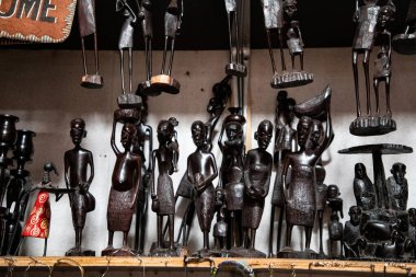 Arusha, Tanzanya, Afrika. 02 Şubat 2022. Afrika maskeleri, boncuklu bilezikler, kolyeler, Tanzanya ulusal giysileri, sergilenen ve satılmaya hazır doğal malzemelerden örülmüş çantalar. Takvimler ve turizm