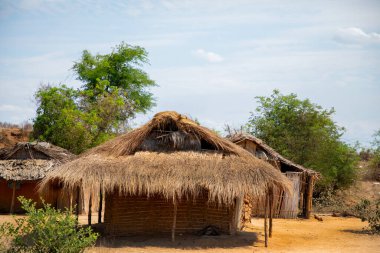 Antsirabe, Madagaskar 19 Ekim 2023. Morondava 'dan Antsirabe' ye kadar Madagaskar 'ın göbeğindeki boş çayır ve köy boyunca. Küçük ahşap evler boyunca köy.