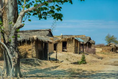 Antsirabe, Madagaskar 19 Ekim 2023. Morondava 'dan Antsirabe' ye kadar Madagaskar 'ın göbeğindeki boş çayır ve köy boyunca. Küçük ahşap evler boyunca köy.