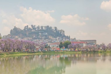 Antananarivo, Madagaskar 25Ekim 2023 şehir manzarası, Tana, Madagaskar 'ın başkenti. Madagaskar 'ın fakir başkenti ve en büyük şehri. Anosy Gölü 'ndeki Morts Anıtı Havadan Görünümü