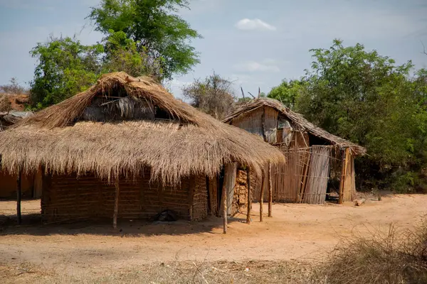 Antsirabe, Madagaskar 19 Ekim 2023. Morondava 'dan Antsirabe' ye kadar Madagaskar 'ın göbeğindeki boş çayır ve köy boyunca. Küçük ahşap evler boyunca köy.