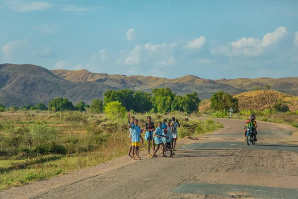 Antsirabe, Madagaskar 19 Ekim 2023. Morondava 'dan Antsirabe' ye giden yol Madagaskar 'ın ortasındaki boş otlaklar ve köyden geçiyor.