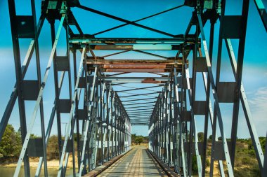 Antsirabe, Madagaskar 19 Ekim 2023. Morondava 'dan Antsirabe' ye giden yol. Nehir üzerinde büyük demir köprü kemerleri