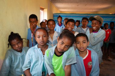 Miandrivazo, Madagaskar 20 Ekim 2023. Sınıfta mutlu okul çocukları var. Okul çocukları gülümser ve öğretmene bakar. Sınıfta bir sürü çocuk var. Çoğu çocuk yalın ayaktır.