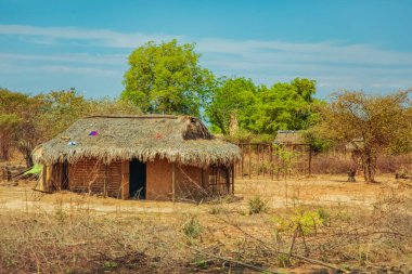 Antsirabe, Madagaskar 19 Ekim 2023. Morondava 'dan Antsirabe' ye kadar Madagaskar 'ın göbeğindeki boş çayır ve köy boyunca. Küçük ahşap evler boyunca köy.