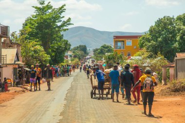 Antsirabe, Madagaskar 19 Ekim 2023. Morondava 'dan Antsirabe' ye giden yol Madagaskar 'ın ortasındaki boş otlaklar ve köyden geçiyor.