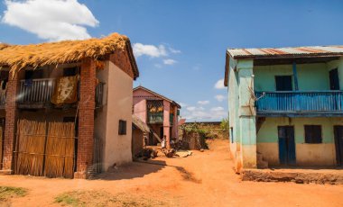 Antsirabe, Madagaskar 19 Ekim 2023. Morondava 'dan Antsirabe' ye giden yol Madagaskar 'ın ortasındaki boş otlaklar ve köyden geçiyor.