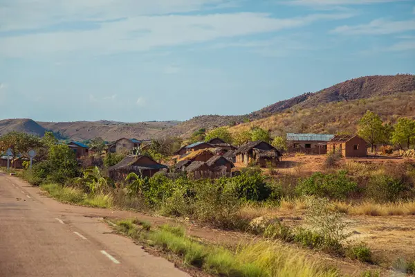 Antsirabe, Madagaskar 19 Ekim 2023. Morondava 'dan Antsirabe' ye giden yol Madagaskar 'ın ortasındaki boş otlaklar ve köyden geçiyor.