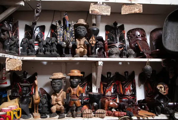 Arusha, Tanzanya, Afrika. 02 Şubat 2022. Afrika maskeleri, boncuklu bilezikler, kolyeler Masai pazarında satılan doğal malzemeden örülmüş Tanzanya çantaları. Takvimler ve turizm teması