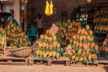 Sri Lanka, 10 Şubat 2023 'te Sri Lanka' daki bir manavda büyük bir yığın olgun ananas satışa sunuldu..